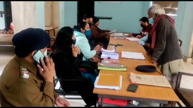 थाना परिसर में शनिवार को साप्ताहिक जनता दरवार में जमीनी विवाद के मामले को सुलझाया गया