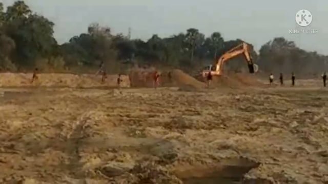 मोरहर नदी में सिंघापुर स्थित घाट पर रास्ता निर्माण कर रहे पोपलेन मशीन पर उग्र ग्रामीणों ने बोला हमला