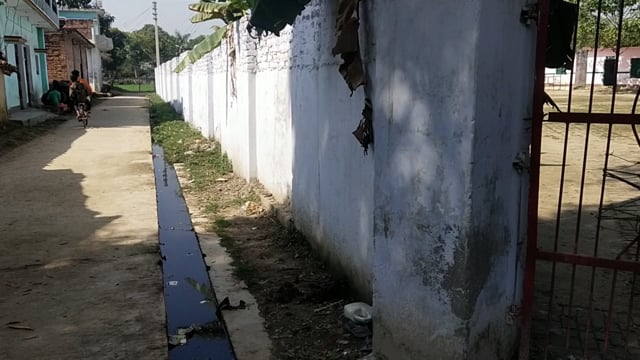 प्रतापगढ़ जिले के बिहार ब्लाक के करमाजीत पट्टी में विद्यालय के बगल जलभराव से हो रही ग्रामीणों को परेशानी जिम्मेदार नदारत