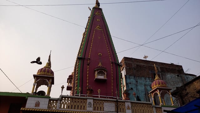 नरक निवारण व्रत को लेकर श्रद्धालुओं ने की शिव मंदिर में शिव को जलाभिषेक