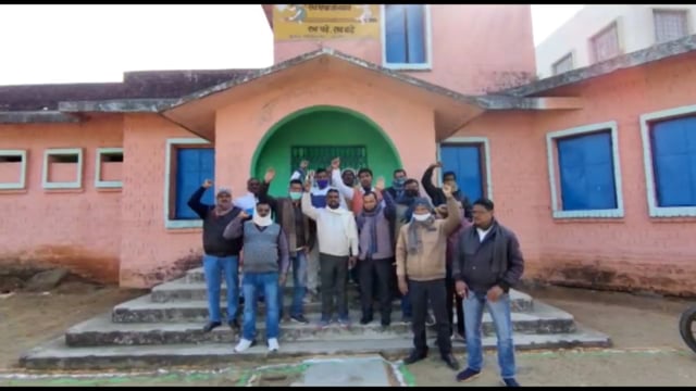 शराब तस्करों एवं शराबियों के मुखबिरी के लिए जारी आदेश के खिलाफ शिक्षकों ने शिक्षा मंत्री का फूंका पुतला