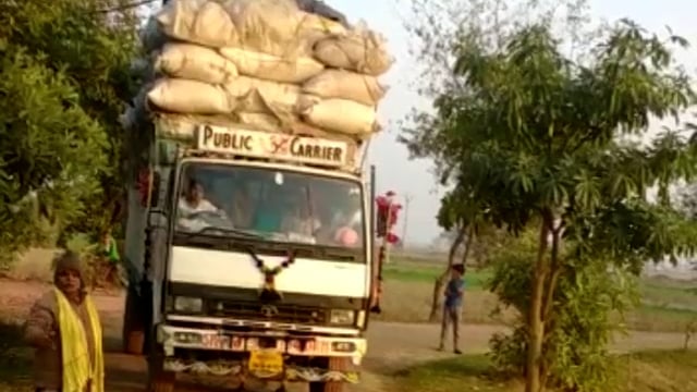 सड़क पर झूल रहा बिजली का तार आने-जाने में होती है परेशानी।