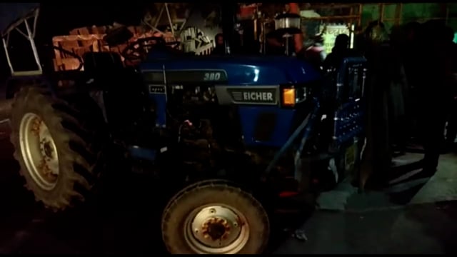 रामघाट में ईंट से लदा ट्रैक्टर अनियंत्रित होकर घुसा मिठाई दुकान में, बाल बाल बचे लोग