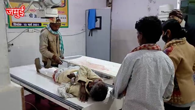 अज्ञात वाहन की टक्कर से बाइक सवार तीन घायल।