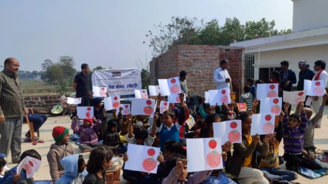 नूरसराय थाना क्षेत्र के ककड़िया गांव में गूंज पटना द्वारा बच्चों के बीच पठन-पाठन का सामग्री किया गया वितरण