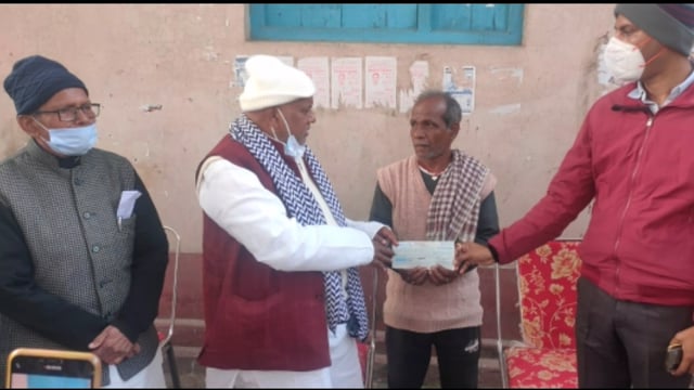 ग्रामीण विकास मंत्री श्रवण कुमार नूरसराय प्रखंड में महिला के निधन पर परिजनों को दिया सहायता सामग्री