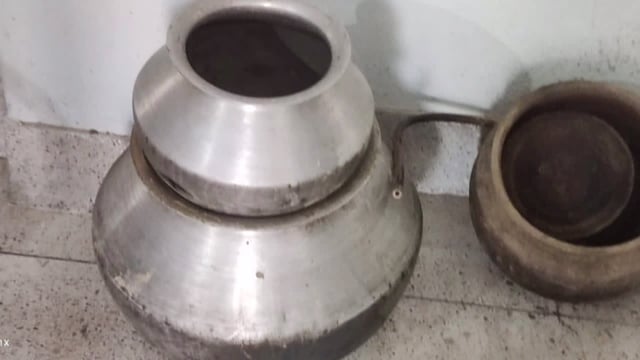 छापेमारी के दौरान 3 लीटर देसी शराब बरामद।