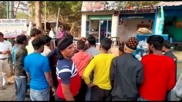 पत्नी ने पति को सरेआम रोड पर घटित कर किया जमकर धुनाई मुख दर्शक बने लोग