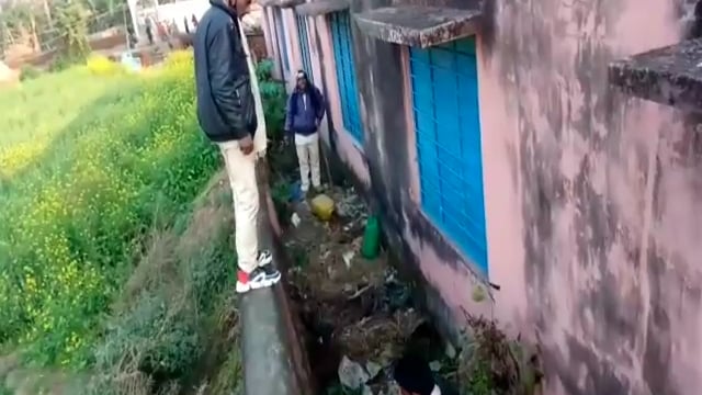 हिलसा में सरकारी स्कूल कैम्पस से भारी मात्रा में अर्ध्यनिर्मित शराब बरामद,छह लोगों पर एफआईआर दर्ज