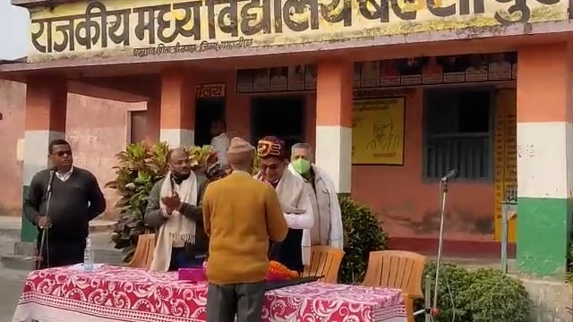 राजकीय मध्य विद्यालय बल्लीपुर में शिक्षक के सेवानिवृत्त होने पर सम्मान समारोह का हुआ आयोजन