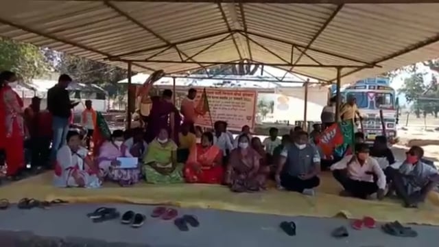 भारतीय जनता पार्टी ने धान खरीदी केंद्रों में दिया एकदिवसीय धरना धान खरीदी तिथि को बढ़ाने का किया मांग