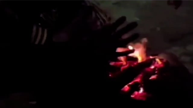 कड़ाके के ठंड के बीच प्रखंड प्रशासन द्वारा चौक चौराहों पर की गई अलाव की व्यवस्था