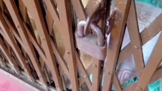 सुप्पी थाना क्षेत्र के बरहरवा में अज्ञात चोरों ने पूर्व सैनिक के घर पर चोरी की