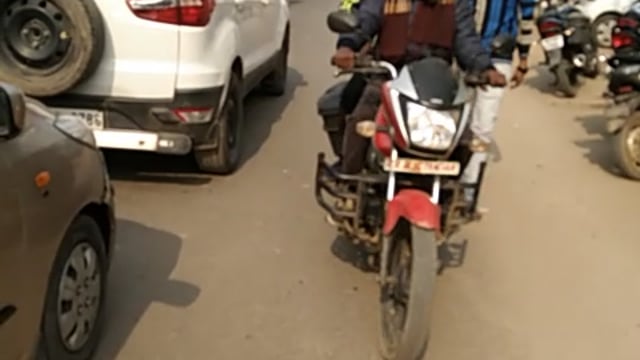 जमुई खैरा मुख्य मार्ग पर एसबीआई बैंक से लेकर बोर तलाव तक रोड जाम आने-जाने कठिनाई का सामना करना पड़ रहा है