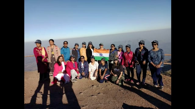 आटपाडीच्या महिलांनी दुर्गम कळसुबाई शिखर सर केले