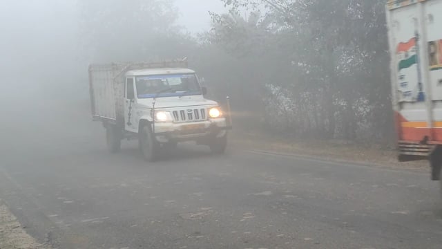 ठंड व कुहासा के कारण लोगों का जनजीवन अस्त व्यस्त