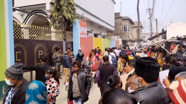 इंटरमीडिएट की वार्षिक परीक्षा केंद्र के बाहर उड़ी कोरोना प्रोटोकॉल की धज्जियां