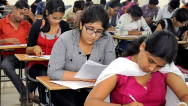 इंटर परिक्षा केंद्र का जायजा लेते रहे डीएम व एसपी