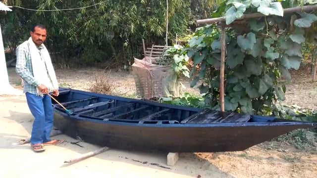 हसनगंज राजवाड़ा पंचायत के चांपी गांव में स्वरोजगार हेतु नाव बनाकर कर रहे हैं बिक्री।
