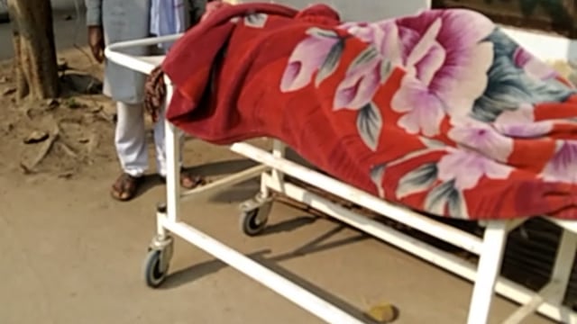 जमुई लखीसराय मुख्य मार्ग पर ढंग के पास एक टिंकू सिंह नाम का व्यक्ति को गाड़ी वाले ने ठोकर मारा बेहतर इलाज के लिए पटना 