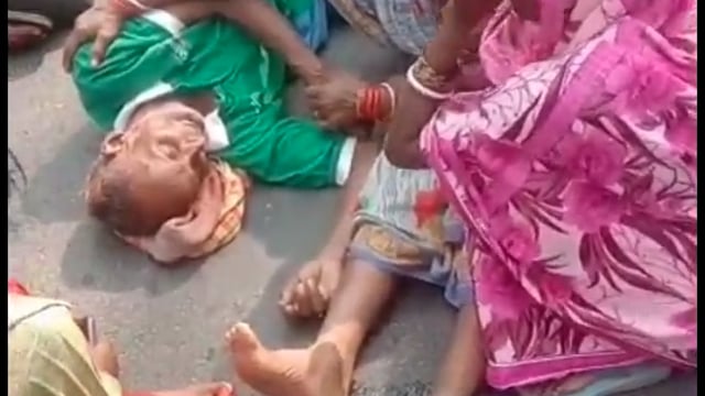 जमीन विवाद में दो पक्षों में मारपीट एक की हालत गंभीर और वहीं पर एक की नाजुक घायल आक्रोशित लोगों ने किया सड़क जाम।