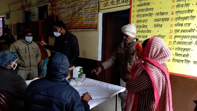 गोंडा तरबगंज सामुदायिक स्वास्थ्य केंद्र पर एंटीजन किट से 70 लोगों की हुई कोराना,जांच