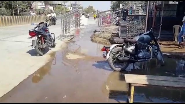 देगलूर रोड येथे पाणी पुरवठ्याची पाईपलाईन फुटल्याने हजारो लिटर पाणी वाया