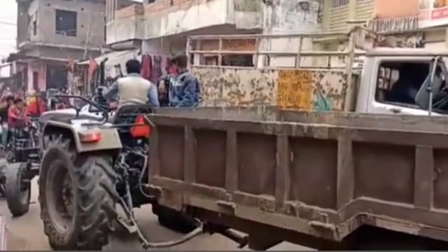 मेजरगंज प्रखंड की चकबंदी चौक पर घंटों तक लगा जाम लोग दिखे परेशान