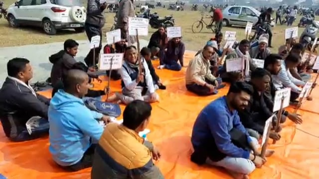 अपने विभिन्न मांगों को लेकर सिन्हा कॉलेज के शिक्षकेत्तर कर्मियों का धरना तीसरे दिन भी जारी