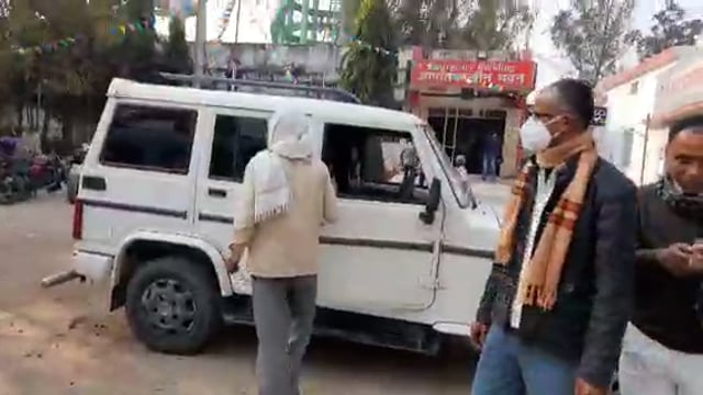 अम्बा हरिहरगंज रोड में एनएच 139 पर बाइक सवार शिक्षक को अज्ञात वाहन ने मारी टक्कर,सदर अस्पताल में भर्ती