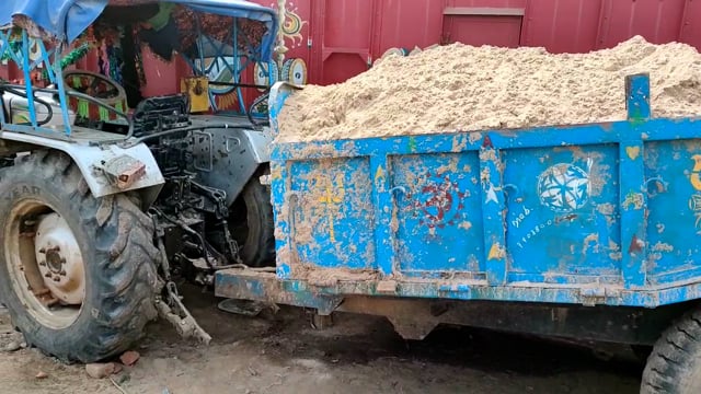 सदरपुर छिलका के समीप जिराईन नदी से अवैध रूप से बालू लदा टैक्टर को बिंद थाने की पुलिस ने किया जप्त