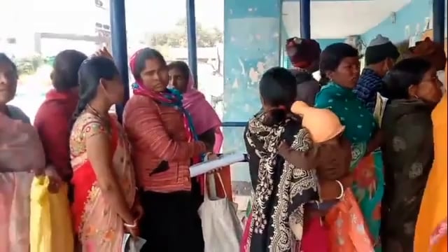 प्रखंड कार्यालय हरनौत में जाति और आय प्रमाण पत्र ​बनाने को लेकर काउंटर पर उमड़ी भीड़