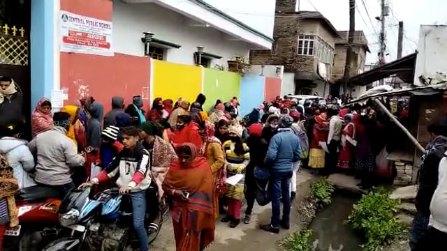 इंटरमीडिएट परीक्षा को लेकर शहर में लोगों की उमड़ी भीड़ से शहर की यातायात व्यवस्था हुआ ध्वस्त, सड़कें हुई जाम 