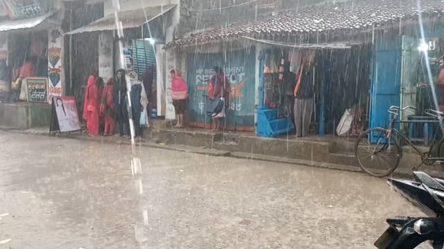 जमकर हुई मूसलाधार बारिश लोगों को हुई परेशानी।