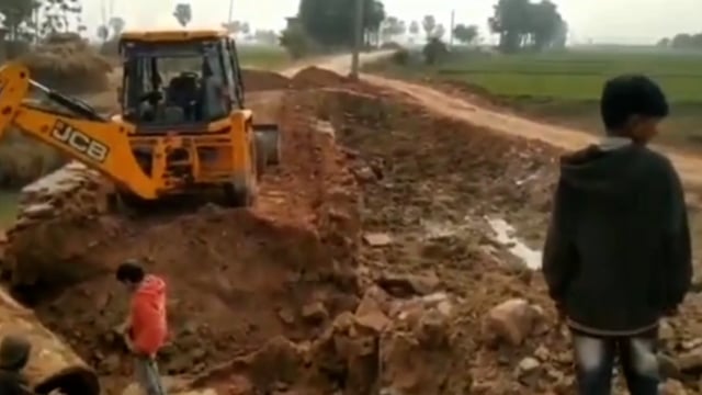 चेवाड़ा से महेशपुर जाने वाली सड़क मार्ग में पुल का निर्माण।