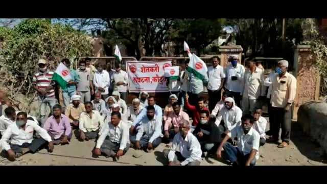 आवळाई परिसरातील वीज वितरण कंपनीने तोडलेली कनेक्शन जोडणीसाठी आटपाडी येथील वीज वितरण कार्यालयावर शेतकरी संघटनेचे आंदोलन