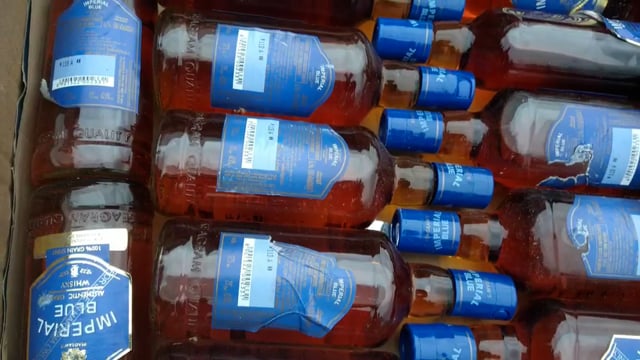 हसनगंज थाना परिसर में थाना अध्यक्ष व अंचलाधिकारी की अध्यक्षता में किया गया शराब विनष्टीकरण 