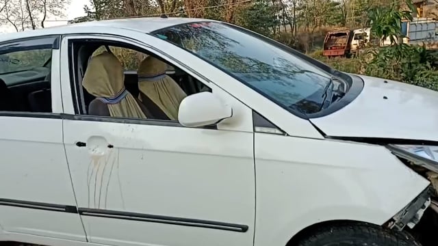 लावारिस अवस्था में मिले कार से 61 बोतल विदेशी शराब बरामद।