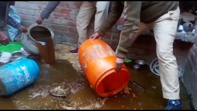 शराब बरामदगी को लेकर गिलानीचक, मुशहरी व पहाड़पुर गांव में पुलिस ने की छापेमारी, 150 लीटर अर्धनिर्मित शराब को किया नष्ट
