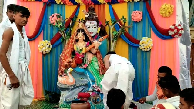 बिंद प्रखंड के क्षेत्र में माँ सरस्वती की प्रतिमा स्थापित कर की गई पूजा अर्चना