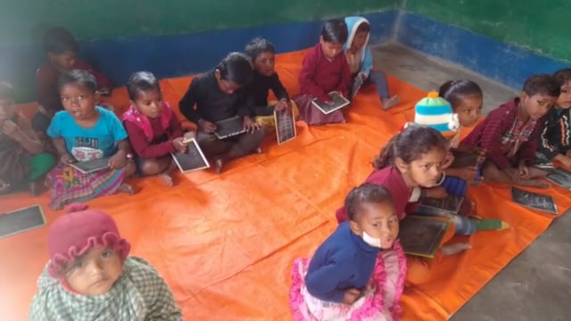 हसनगंज रौतारा पंचायत के धरमगंज आंगनबाड़ी केंद्र 209 में शौचालय व चापाकल नहीं रहने से परेशानी
