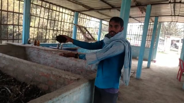 हसनगंज रौतारा पंचायत के धरमगंज गांव में जहर मुक्त खेती को लेकर किसान तैयार कर रहे हैं जैविक खाद