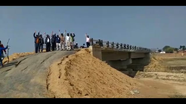 धनवार प्रखण्ड के पहाड़पुर पुल बना जी का जंजाल रोज होती है दुर्घटना पुल की ऊँचाई पर नही चढ़ती गाड़िया ग्रामीण आक्रोशित