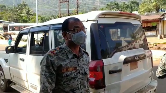 किरन्दुल में मुख्य सड़कों के किनारे अव्यवस्थित खड़ी वाहनों को पुलिस बल द्वारा हटाया गया दी गई समझाइश