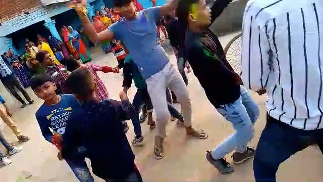 विद्या की देवी सरस्वती की प्रतिमा को कर रहे हैं विसर्जन
