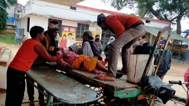 ट्रैक्टर की चपेट में आने से वृद्धा जख्मी l