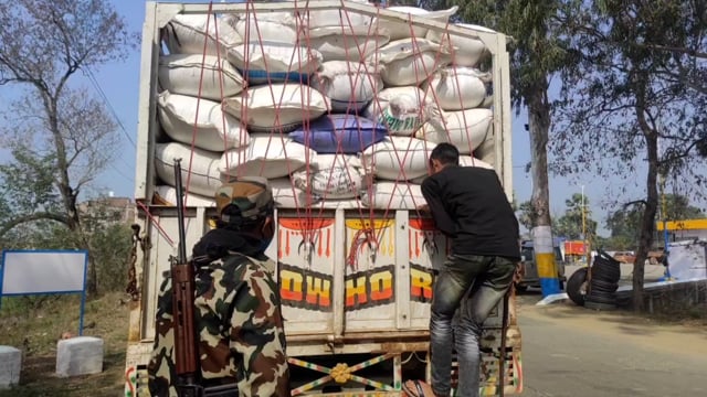 लखीसराय उत्पाद विभाग की टीम के द्वारा अवैध शराब कारोबार की सूचना पर तेतराहट के समीप की जा रही वाहनों की जांच