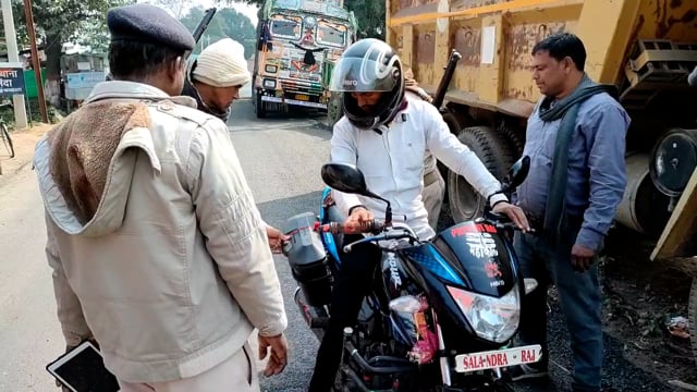 बिंद थाना पुलिस ने चलाया वाहन चेकिंग अभियान एक बाइक चालक से वसुला ₹ 1 हजार का जुर्माना
