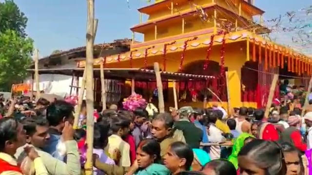 गांडेय प्रखंड के पांडेयडीह गांव में माँ छनमस्तिका देवी की पूजा अर्चना को लेकर उमड़ी श्रद्धालुओं की भीड़,दी गई बकरे की बली