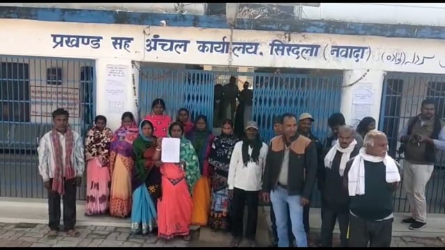 बड़गांव गांव के ग्रामीणों ने वार्ड सदस्य पर बगैर आमसभा किए वार्ड सचिव चुने जाने पर वीडियो को सौंपा ज्ञापन